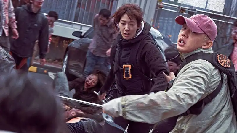 Yoo Ah-in dan Park Shin-hye berlari menghindari zombie di lokasi syuting film Korea Alive 2020.