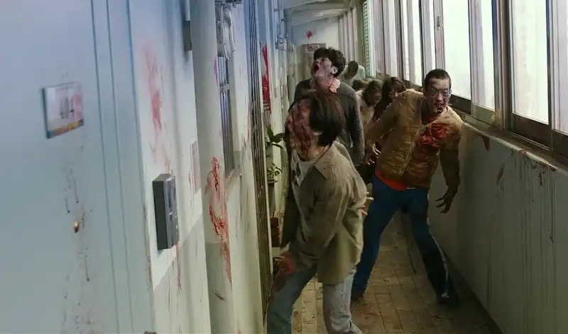 Sekelompok zombie mengepung apartemen dalam film Korea Alive 2020, menunjukkan perjuangan bertahan hidup.